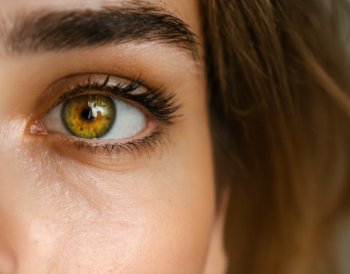 découvrez notre guide complet pour sublimer les yeux hazel, une couleur rare et éclatante. apprenez les astuces maquillage, soins et conseils pour révéler toute leur beauté unique.