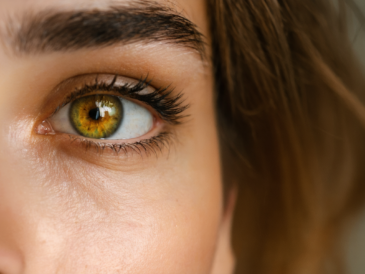 découvrez notre guide complet pour sublimer les yeux hazel, une couleur rare et éclatante. apprenez les astuces maquillage, soins et conseils pour révéler toute leur beauté unique.