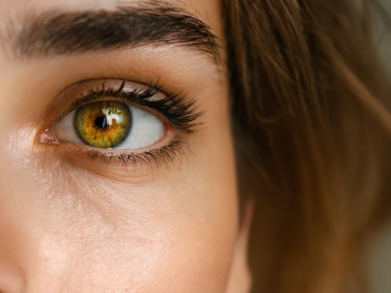découvrez notre guide complet pour sublimer les yeux hazel, une couleur rare et éclatante. apprenez les astuces maquillage, soins et conseils pour révéler toute leur beauté unique.